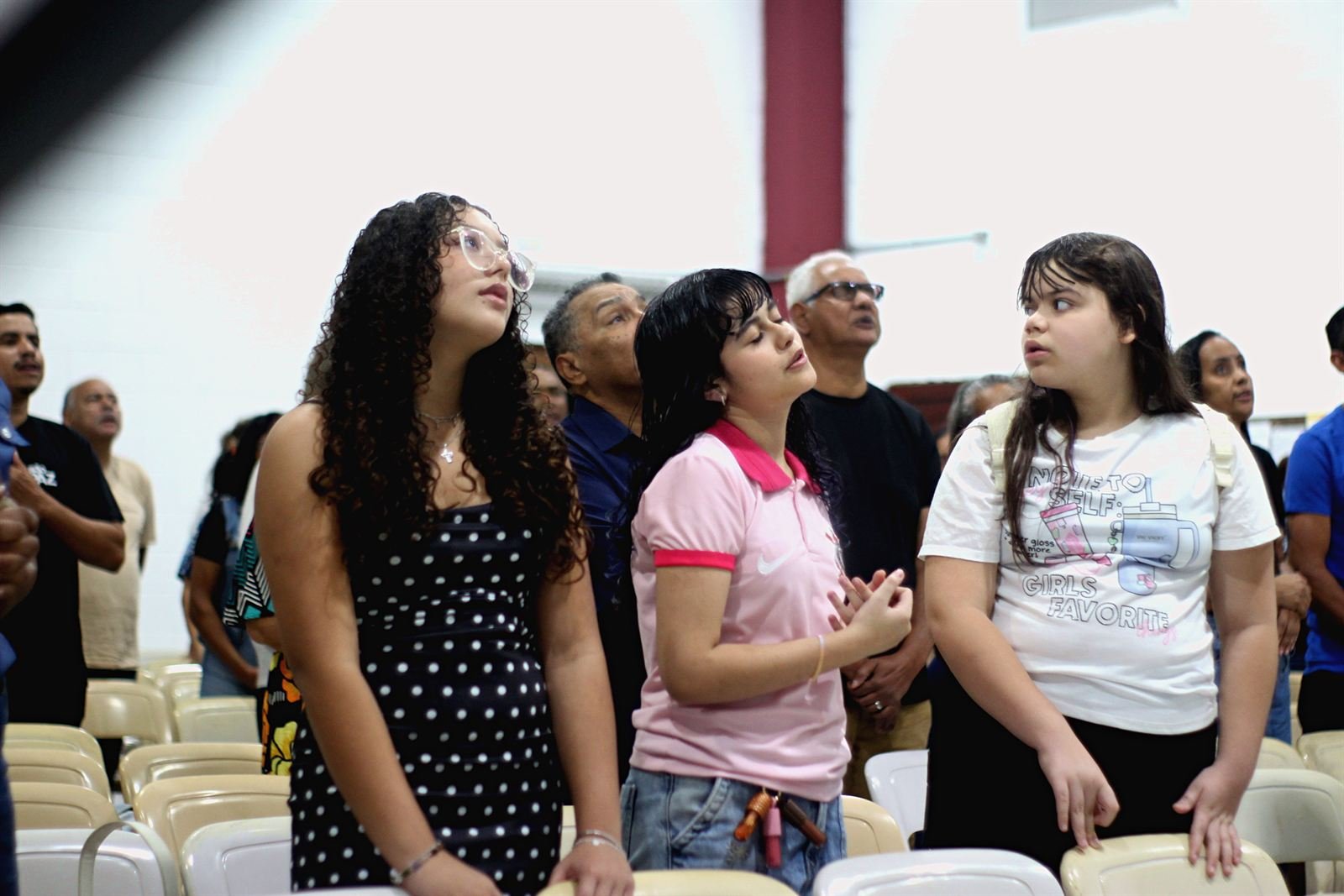 Jovens adorando durante o culto